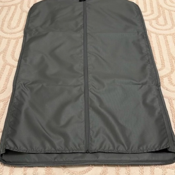 NWOT TUMI FOLDABLE GARMENT NYLON BAG WITH POCKET GRAY AND 3 TUMI HANGERS - Picture 3 of 11